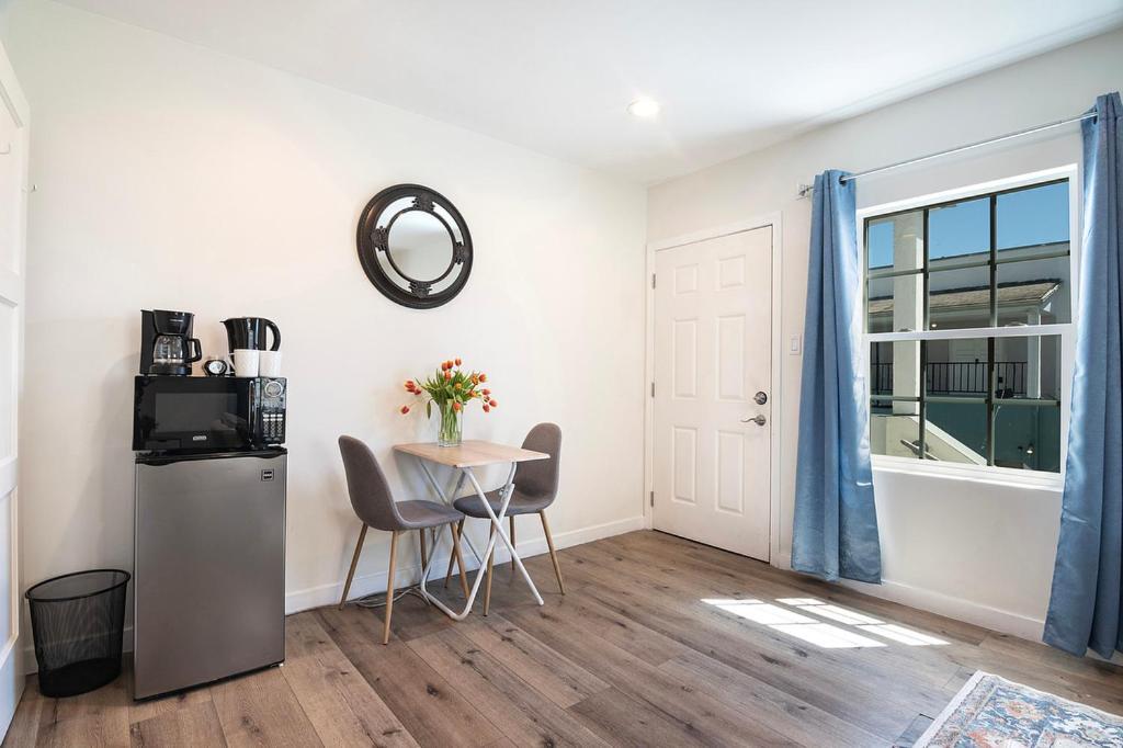 Cozy 2nd-floor Just A Block From Beverly Hills & La Attractions Apartment