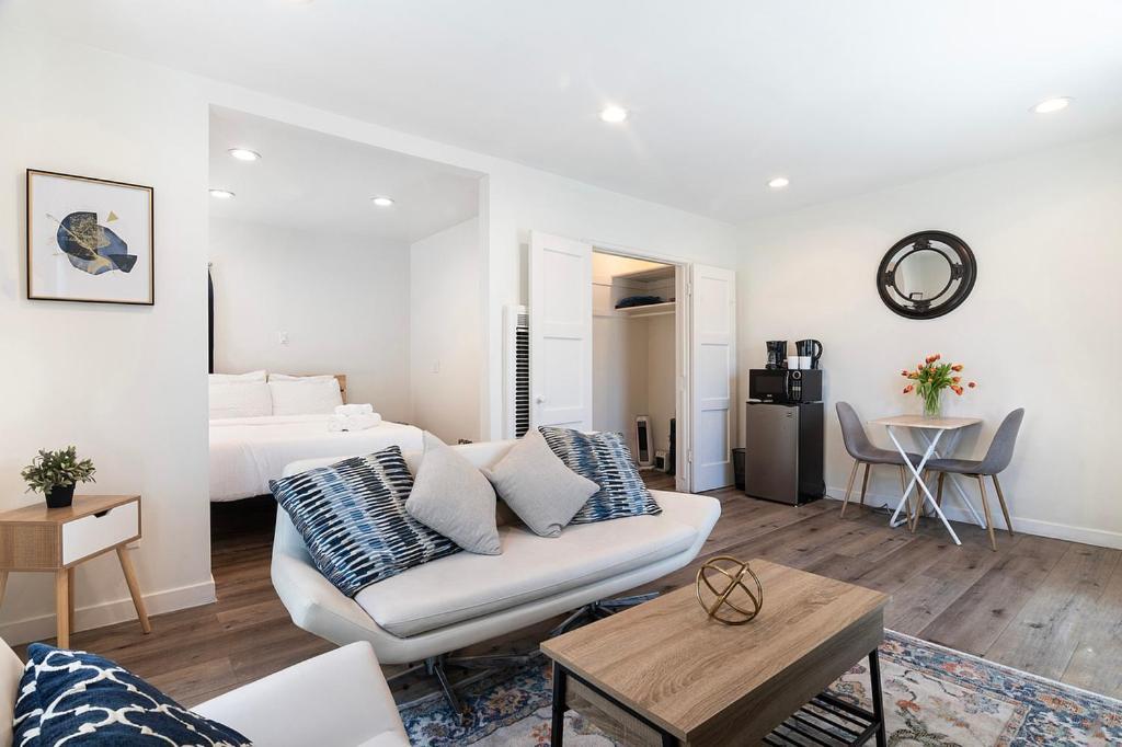 Cozy 2nd-floor Just A Block From Beverly Hills & La Attractions Apartment *