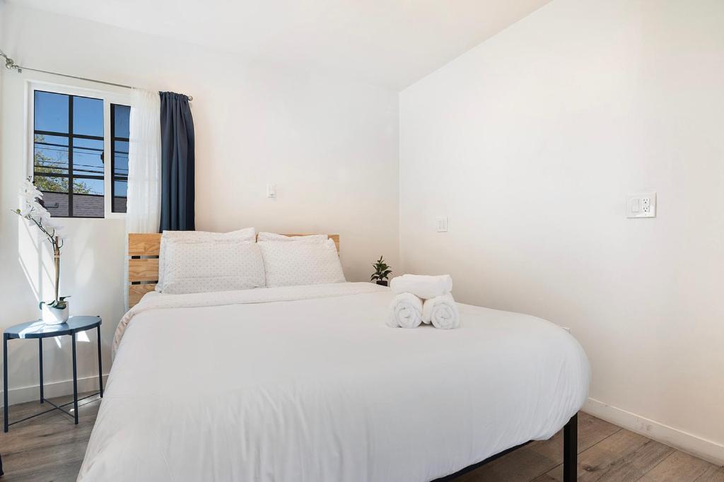 Cozy 2nd-floor Just A Block From Beverly Hills & La Attractions Apartment