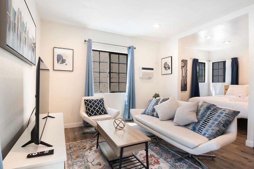 Cozy 2nd-floor Just A Block From Beverly Hills & La Attractions Apartment Los Angeles