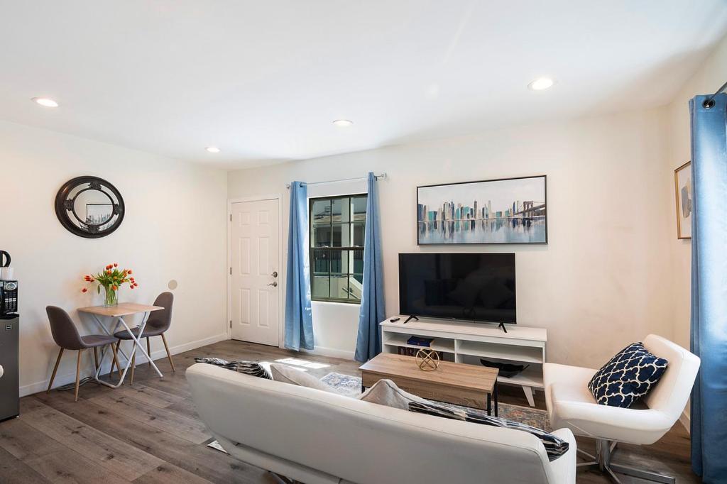 Cozy 2nd-floor Just A Block From Beverly Hills & La Attractions