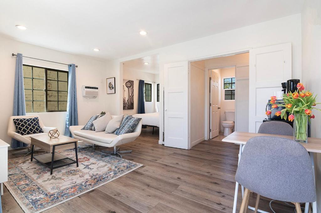 Apartment Cozy 2nd-floor Just A Block From Beverly Hills & La Attractions *