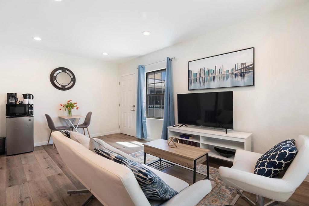 Cozy 2nd-floor Just A Block From Beverly Hills & La Attractions Los Angeles