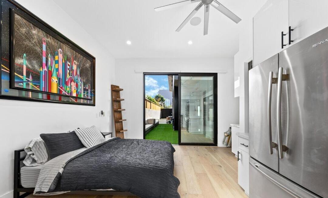 Modern With Full Kitchen In Beverly Grove Apartment