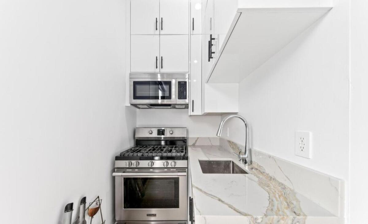 Modern With Full Kitchen In Beverly Grove Apartment *