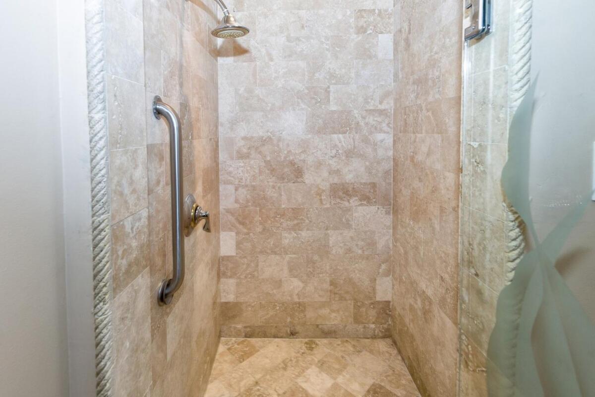 Spacious 2br With Kitchenette And Dining In Beverly Hills
