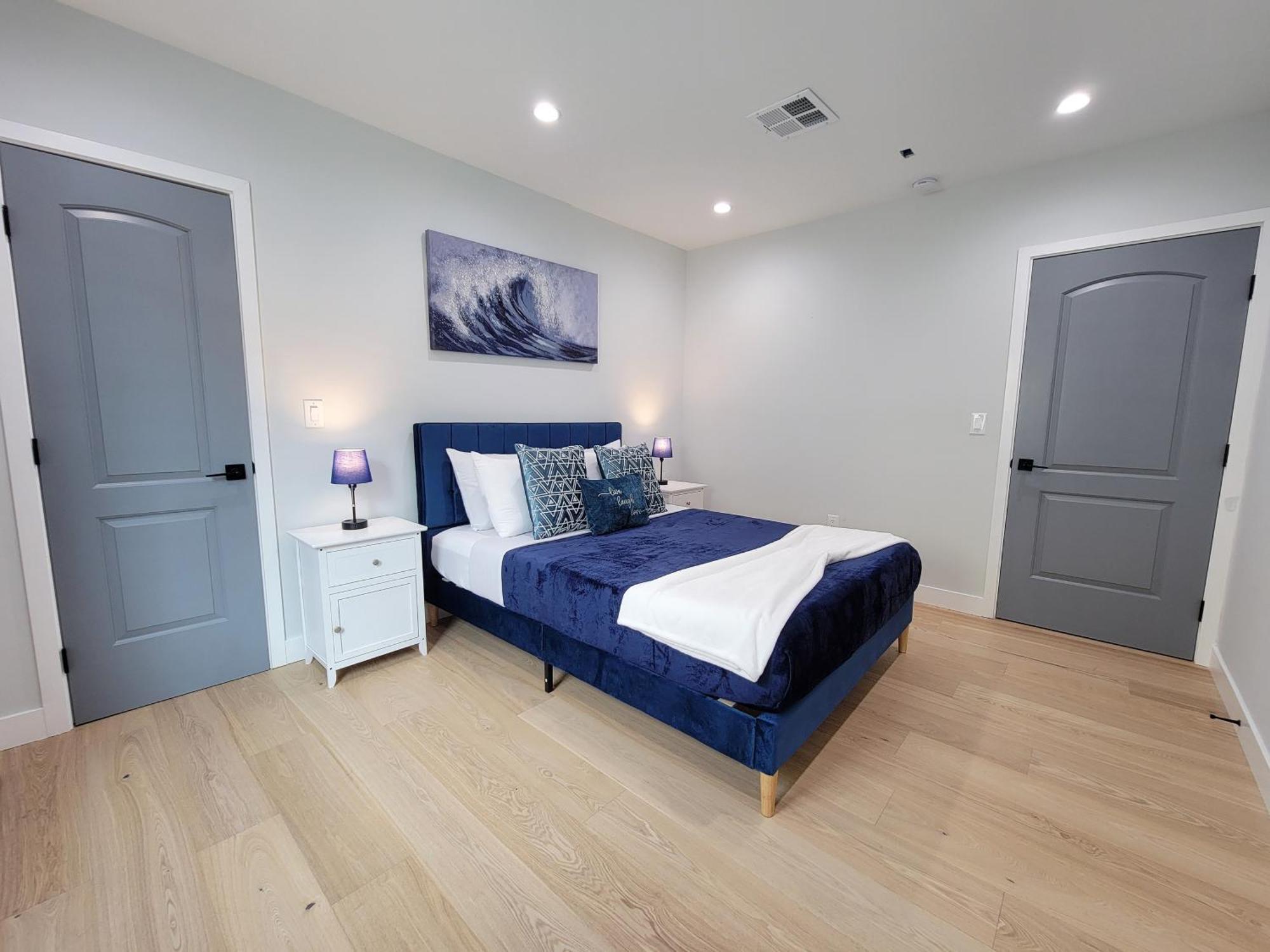 Modern Luxury 3 Bedroom Next To La Cienega Plaza With Parking, Wifi, Tv, Bbq 10 Minutes To Rodeo Drive Holiday home