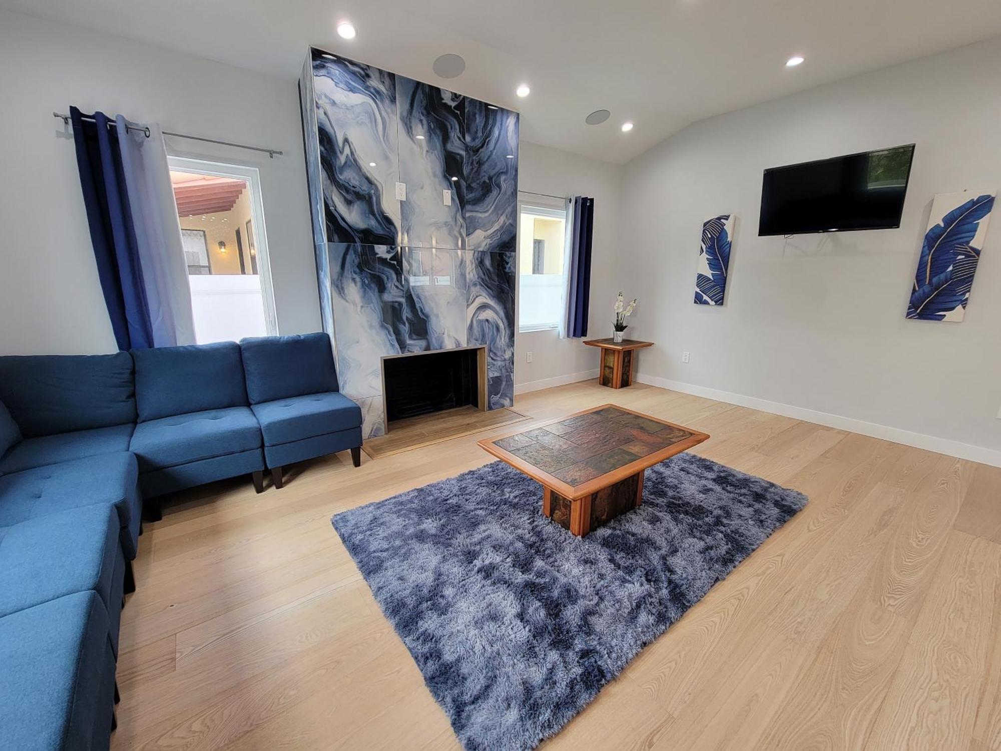 Modern Luxury 3 Bedroom Next To La Cienega Plaza With Parking, Wifi, Tv, Bbq 10 Minutes To Rodeo Drive Holiday home
