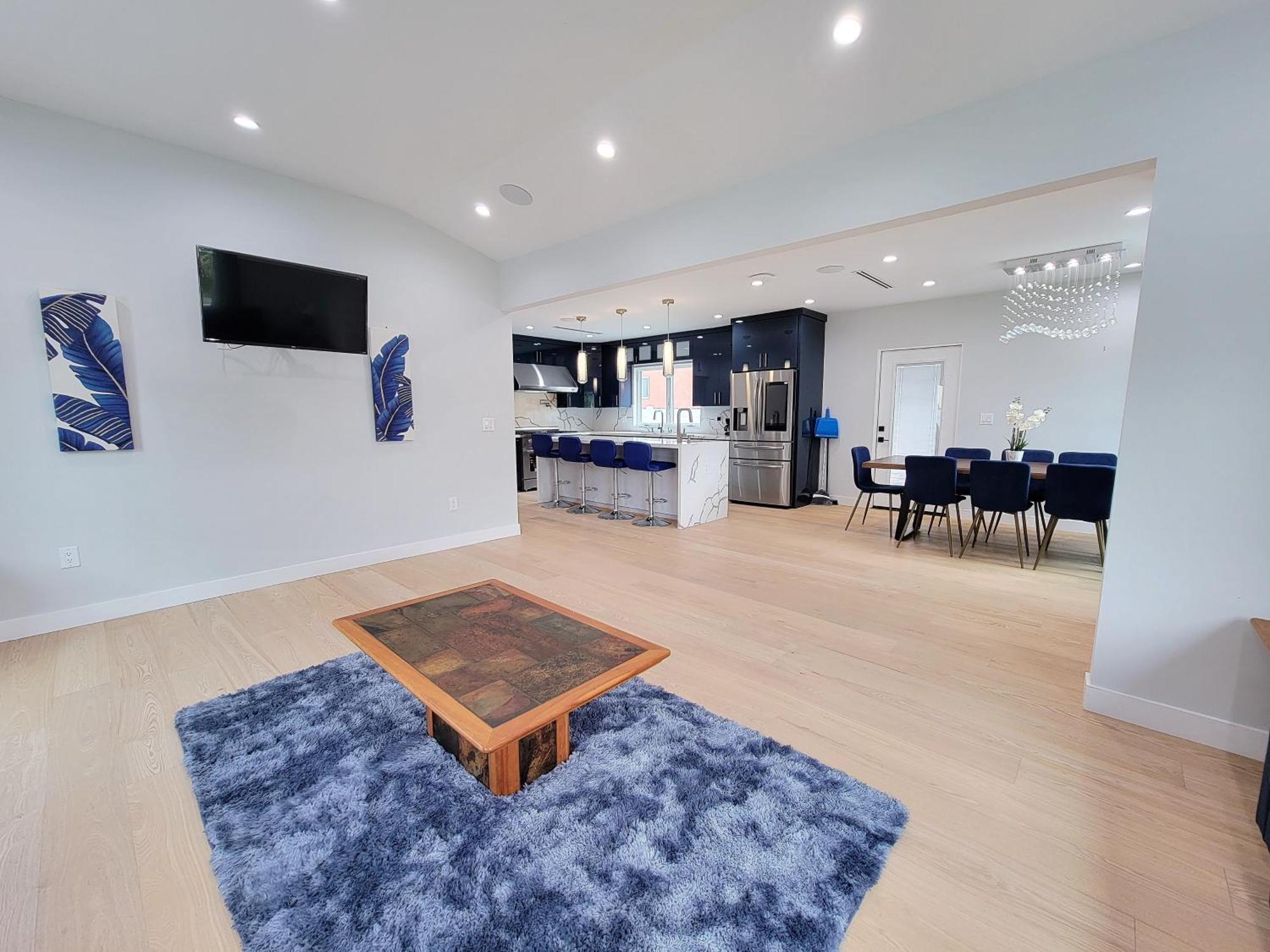 Modern Luxury 3 Bedroom Next To La Cienega Plaza With Parking, Wifi, Tv, Bbq 10 Minutes To Rodeo Drive Holiday home Los Angeles