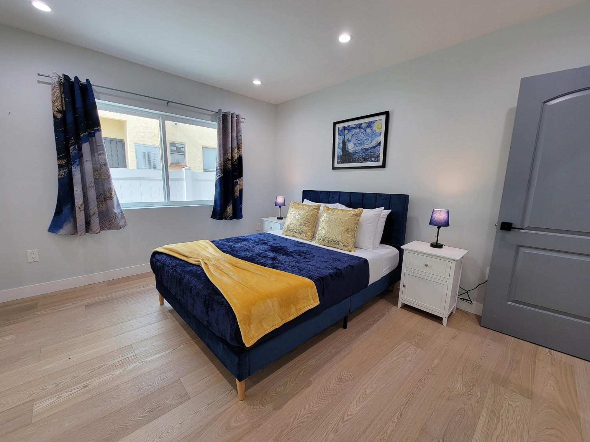 Modern Luxury 3 Bedroom Next To La Cienega Plaza With Parking, Wifi, Tv, Bbq 10 Minutes To Rodeo Drive Holiday home *