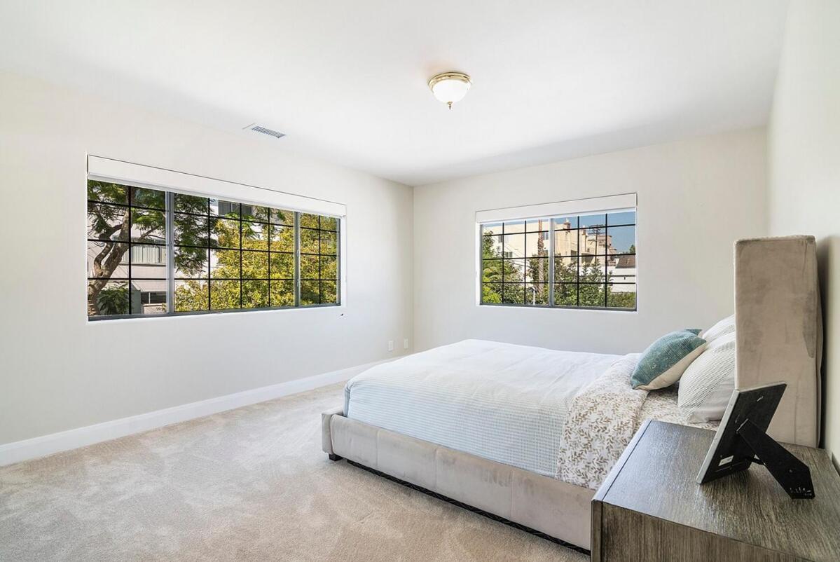 Beautiful 6br Family 2-story With Large Backyard And Outdoor Kitchen *