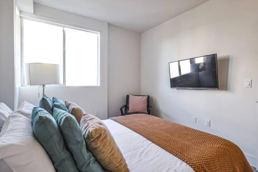 Spacious 2bdr In Sm - 5 Minutes Walk To The Beach! Los Angeles