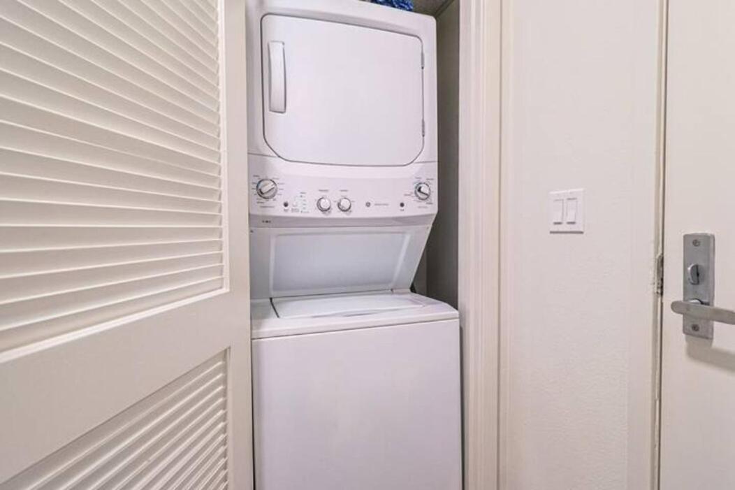 Spacious 2bdr In Sm - 5 Minutes Walk To The Beach! *
