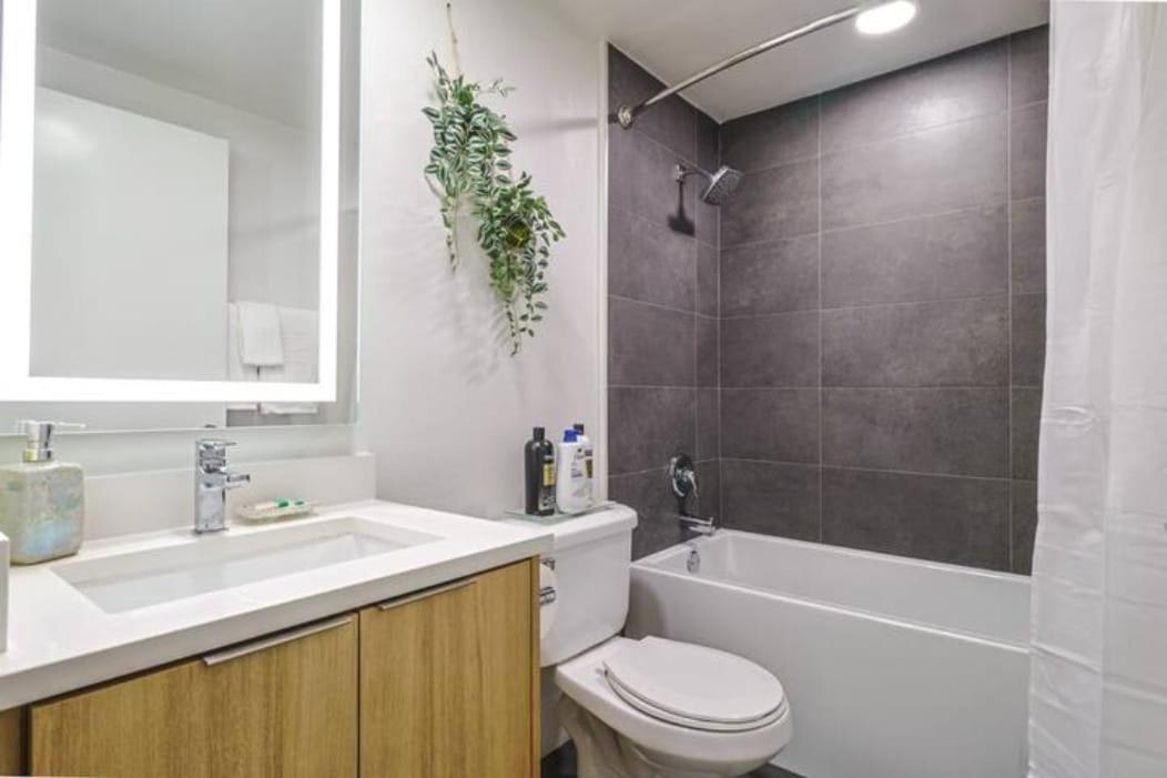 Spacious 2bdr In Sm - 5 Minutes Walk To The Beach! Los Angeles