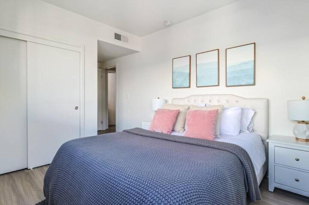 Spacious 2bdr In Sm - 5 Minutes Walk To The Beach! Los Angeles