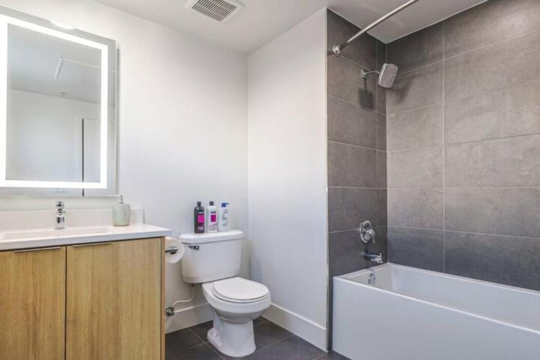 Spacious 2bdr In Sm - 5 Minutes Walk To The Beach!