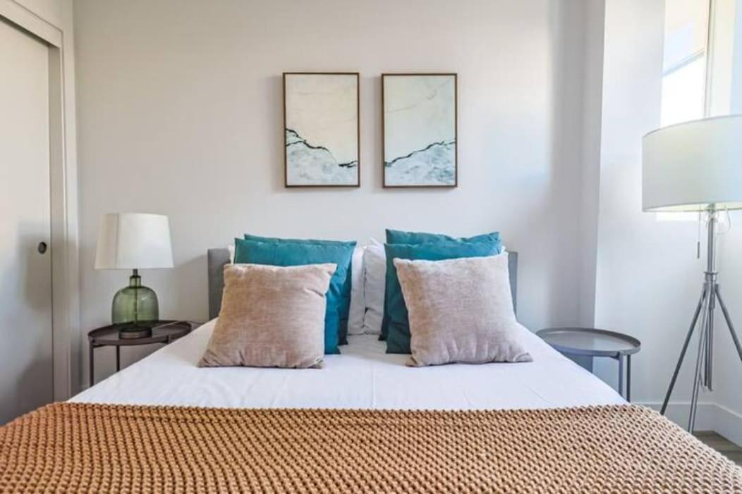 Apartment Spacious 2bdr In Sm - 5 Minutes Walk To The Beach!