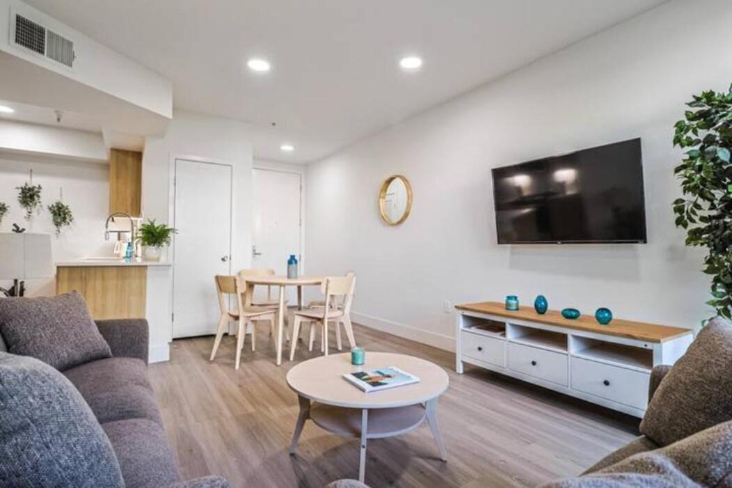 Spacious 2bdr In Sm - 5 Minutes Walk To The Beach! Apartment *