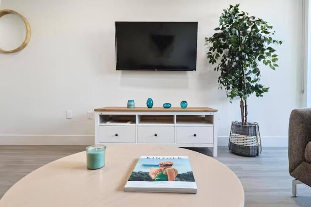 Apartment Spacious 2bdr In Sm - 5 Minutes Walk To The Beach! *