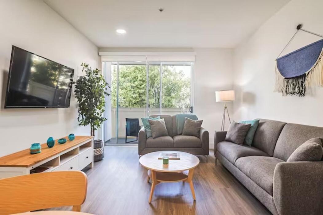 Apartment Spacious 2bdr In Sm - 5 Minutes Walk To The Beach! Los Angeles