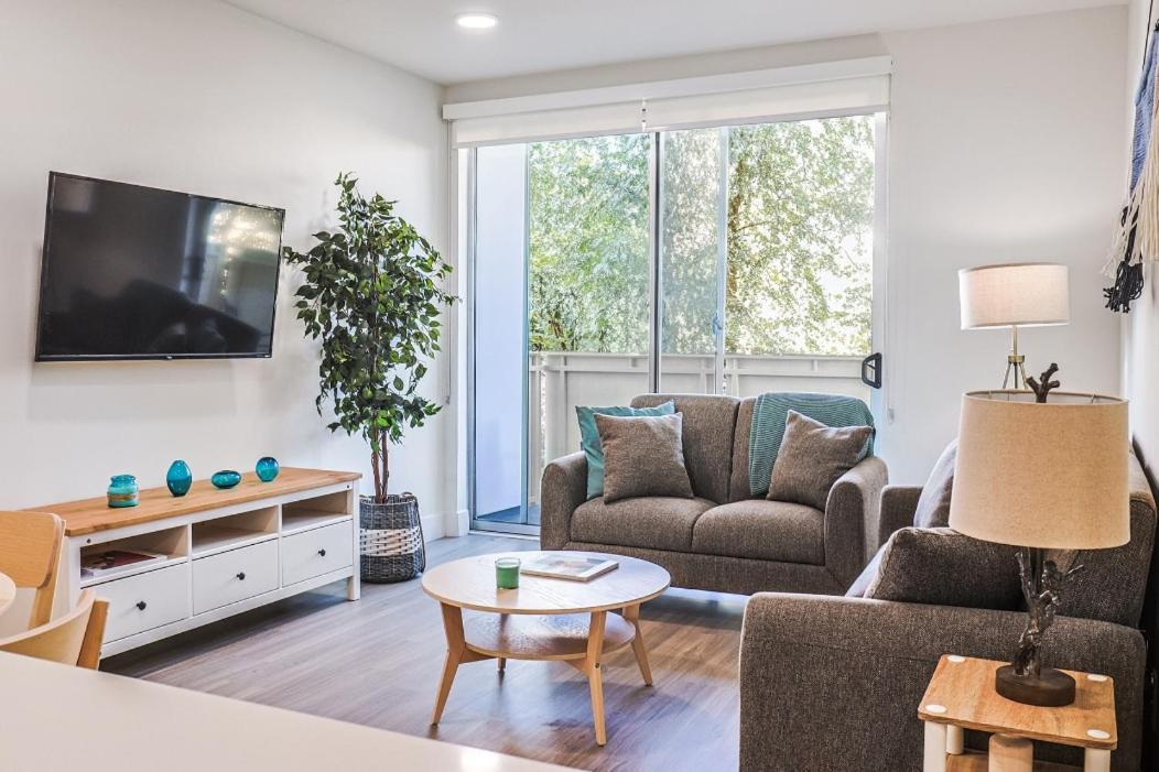 Apartment Spacious 2bdr In Sm - 5 Minutes Walk To The Beach! *