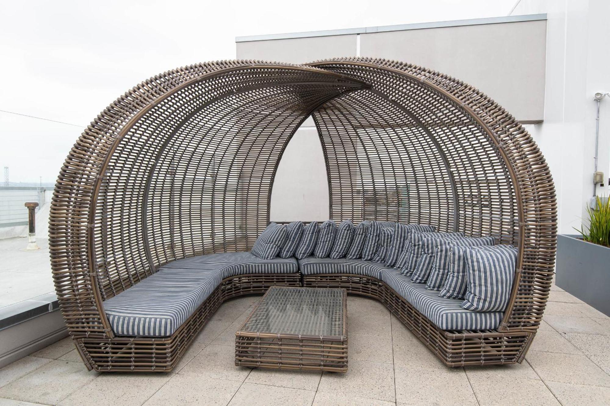 Downtown 1bed 1bath Freeparking Patio Pool Hot Tub Apartment