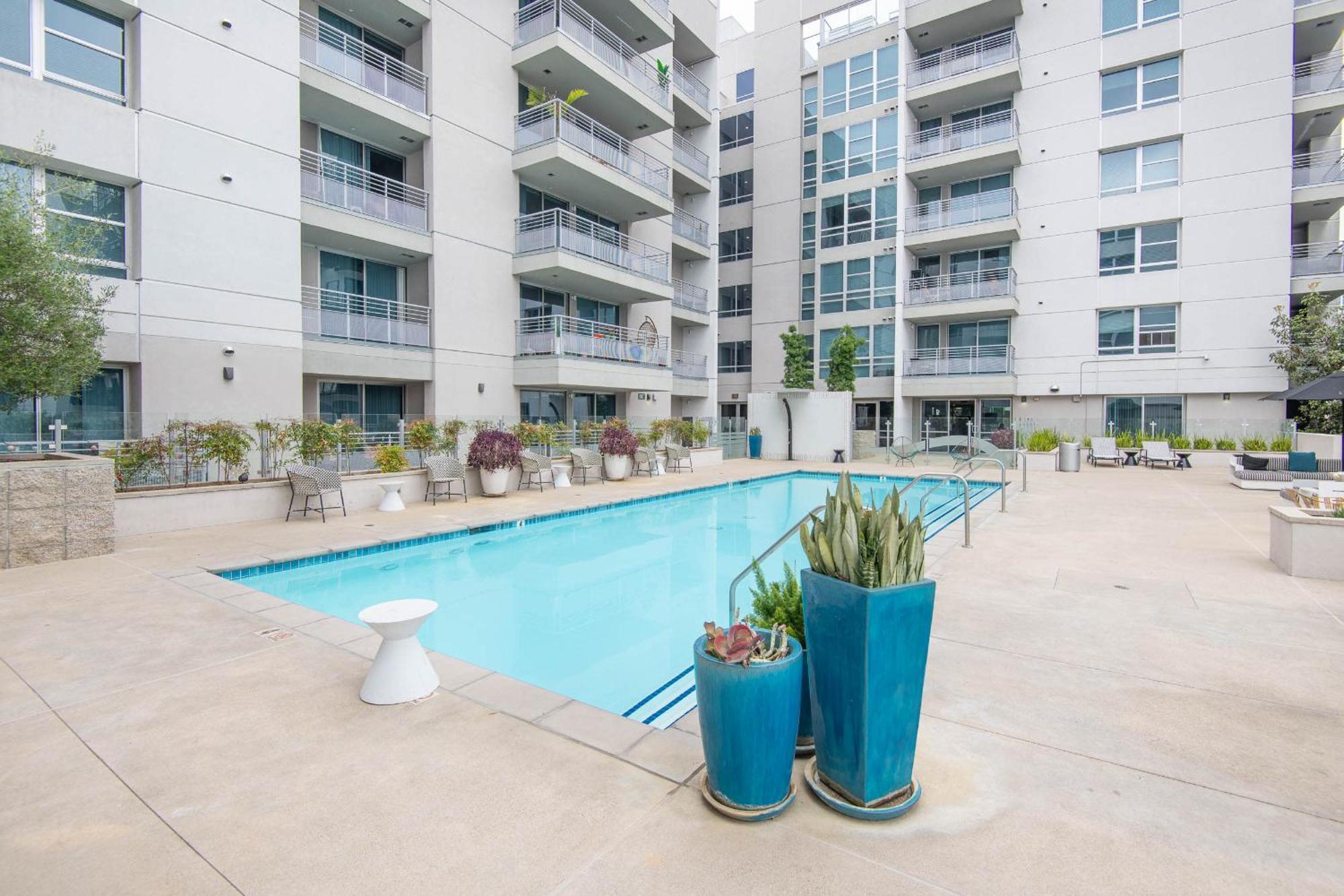 Downtown 1bed 1bath Freeparking Patio Pool Hot Tub Apartment
