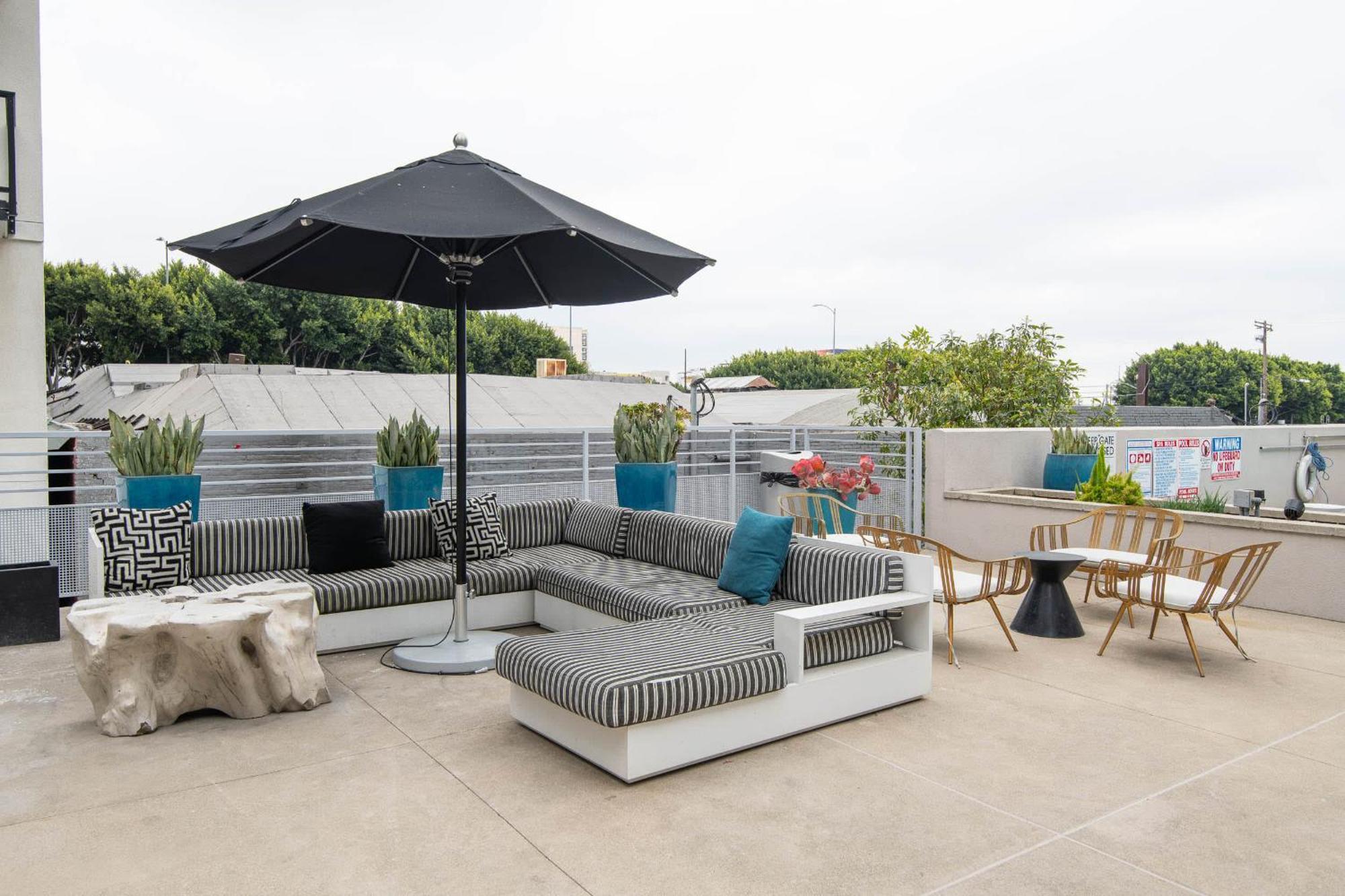 Apartment Downtown 1bed 1bath Freeparking Patio Pool Hot Tub
