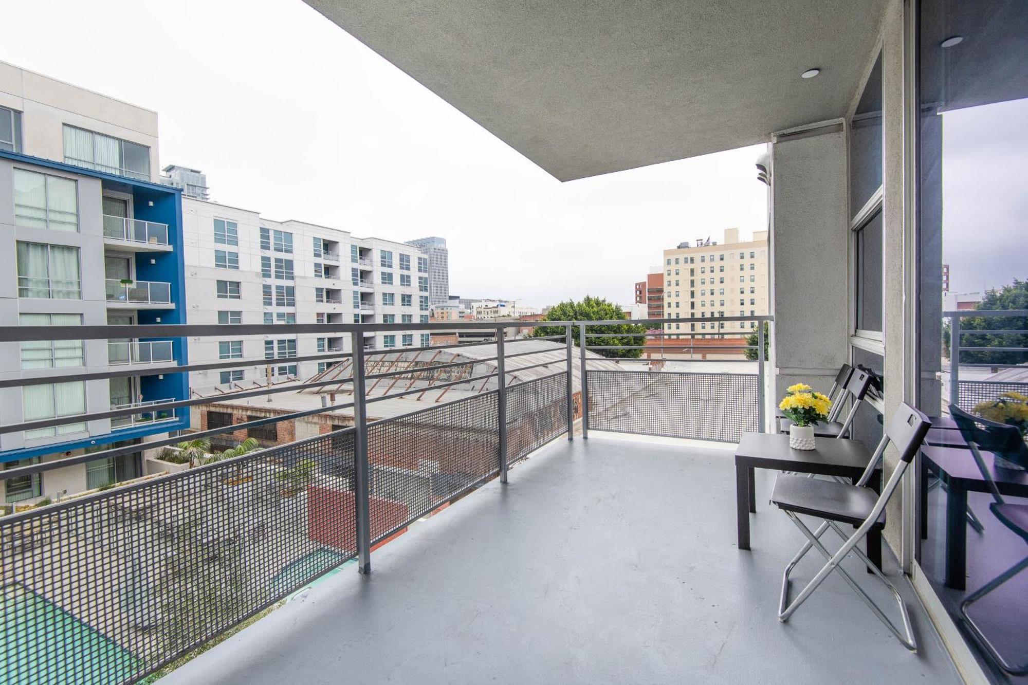 Downtown 1bed 1bath Freeparking Patio Pool Hot Tub Apartment *