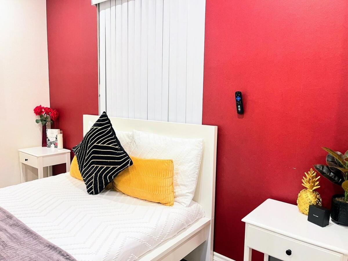 Tr2 4b 3bath Usc Crypto Sofi Universal Parking Apartment