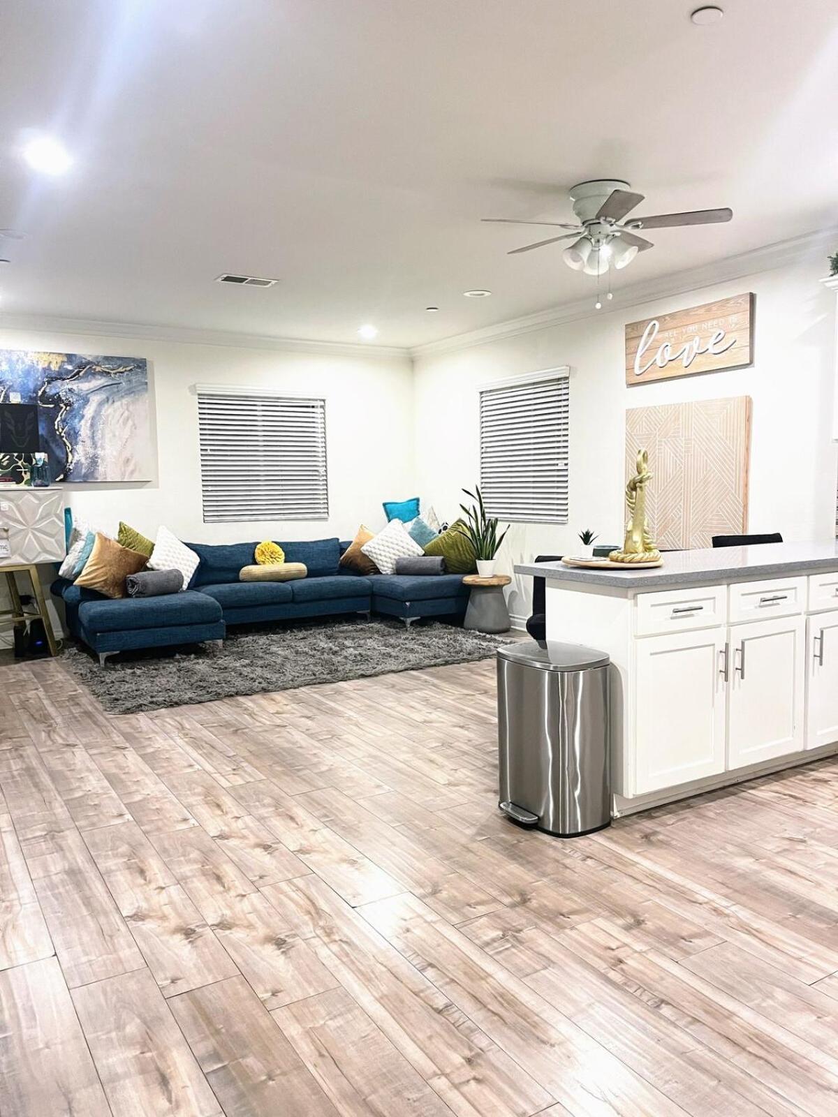 Tr2 4b 3bath Usc Crypto Sofi Universal Parking Apartment