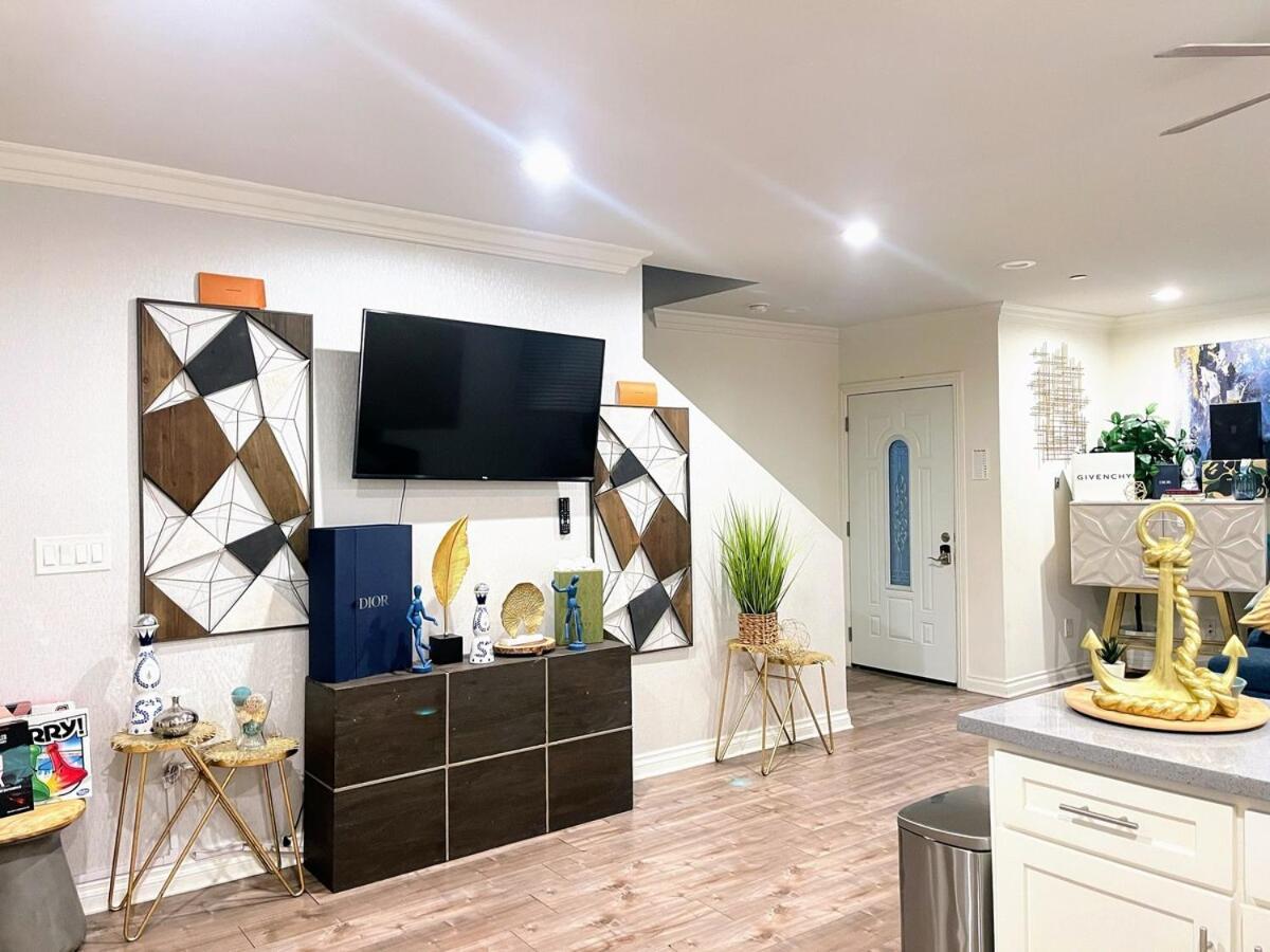 Tr2 4b 3bath Usc Crypto Sofi Universal Parking Apartment