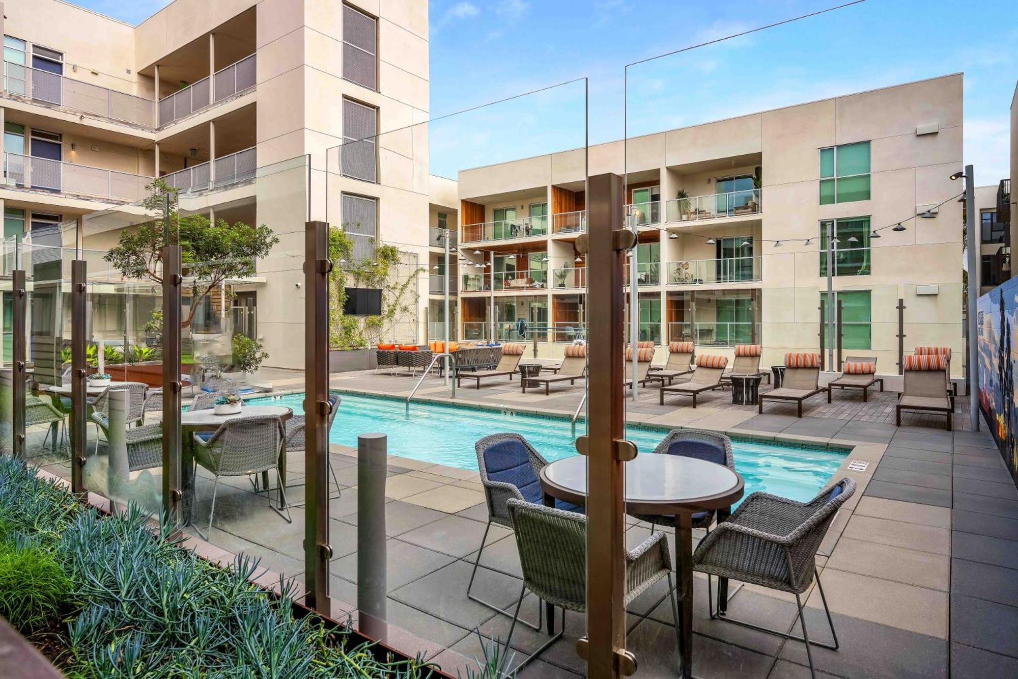 Apartment Santa Monica With Pool And