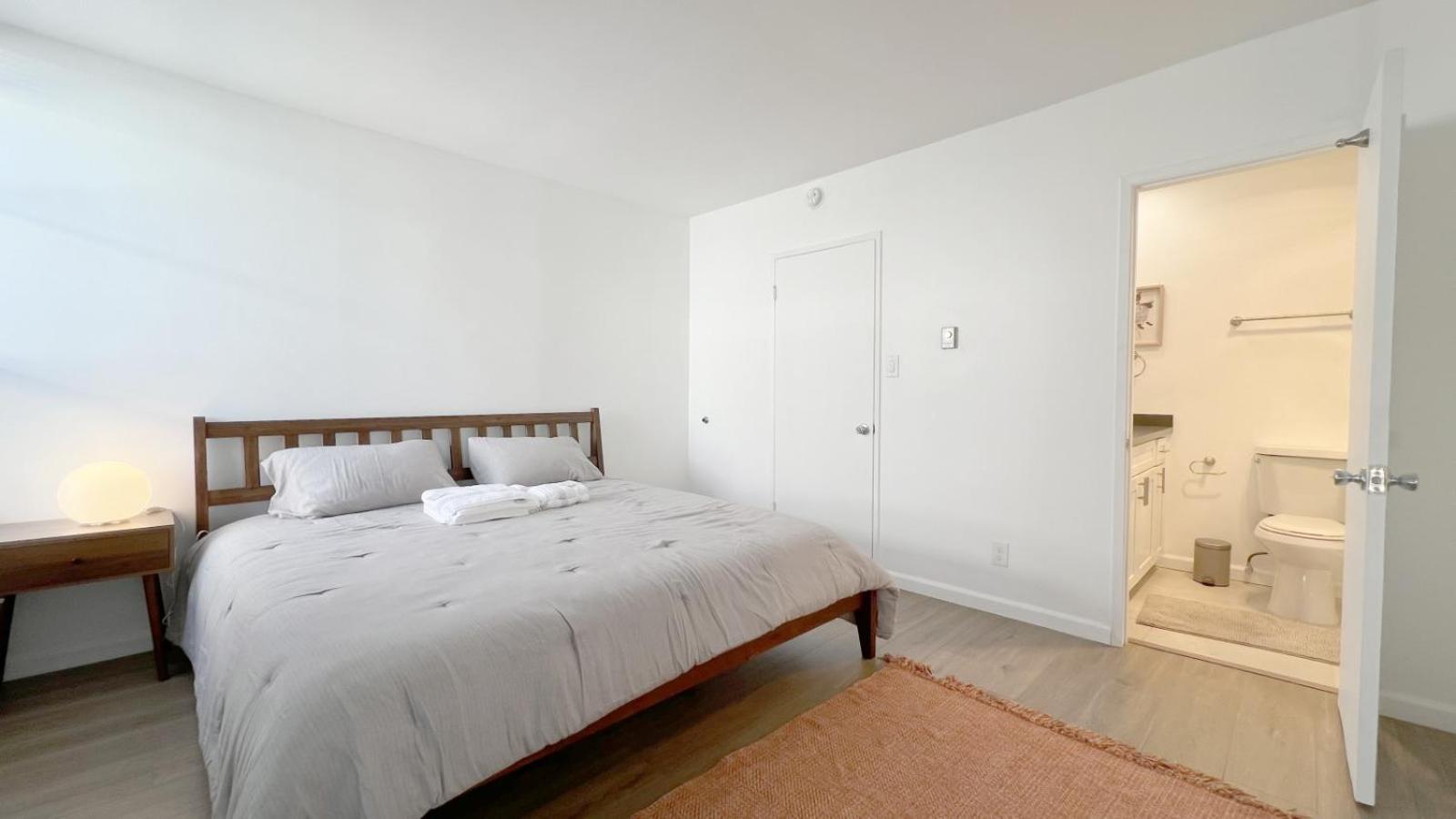Seaside Escape Steps From Santa Monica Apartment *