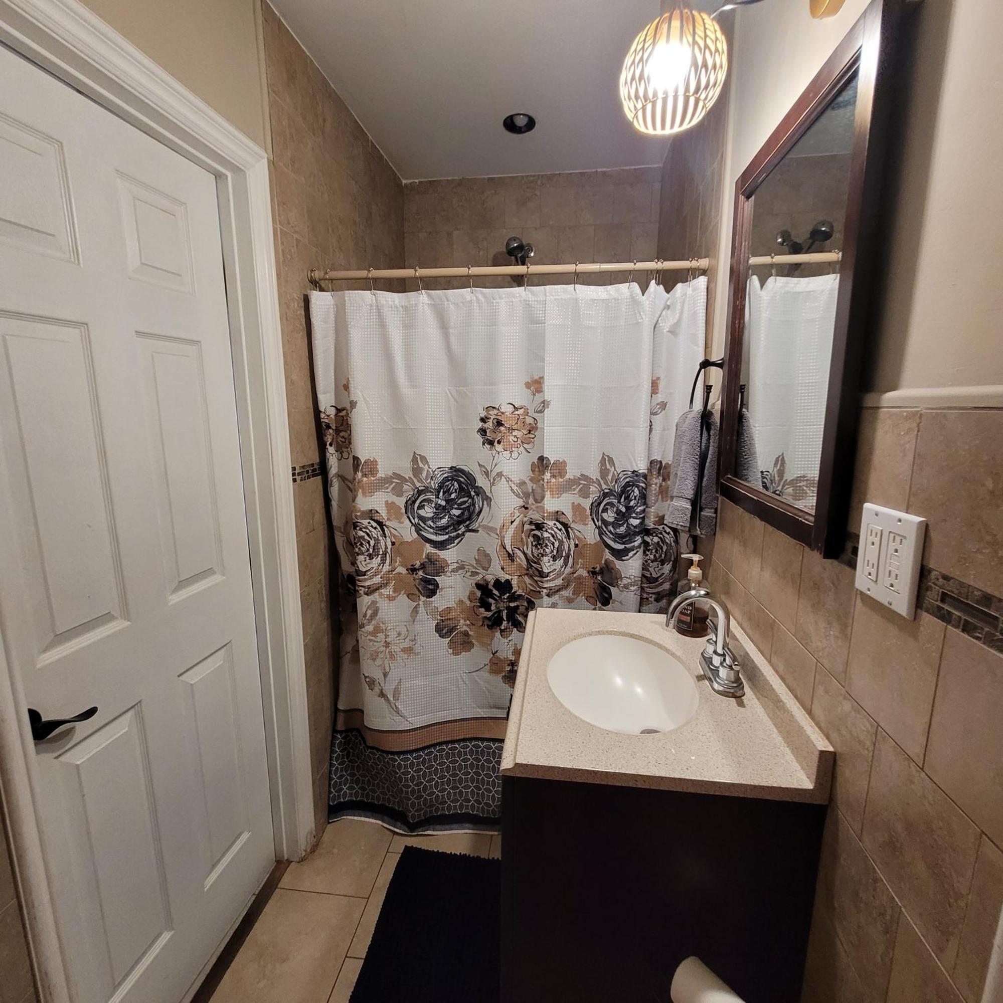 3 Bedroom 2 Bath With Jacuzzi Near Beverly Hills, Wi-fi, Jacuzzi, Roku, Bbq, Giant Games Family Fun * Los Angeles