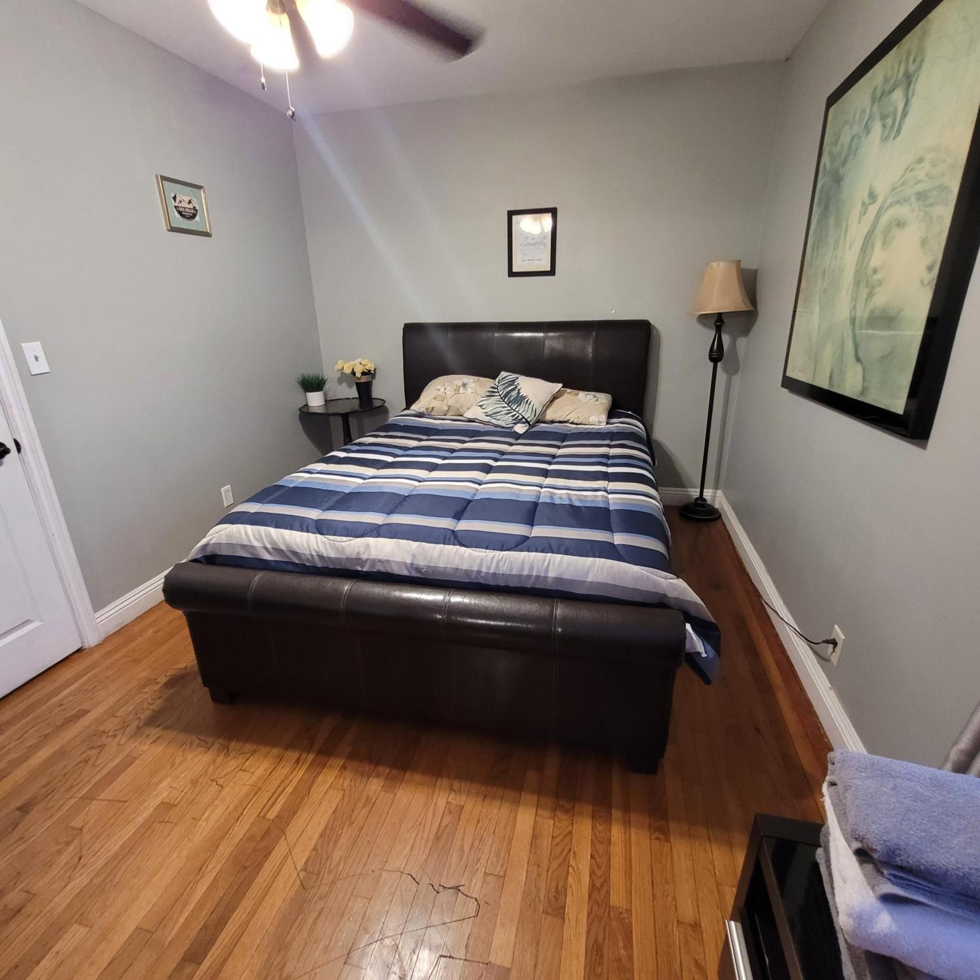 3 Bedroom 2 Bath With Jacuzzi Near Beverly Hills, Wi-fi, Jacuzzi, Roku, Bbq, Giant Games Family Fun Holiday home *