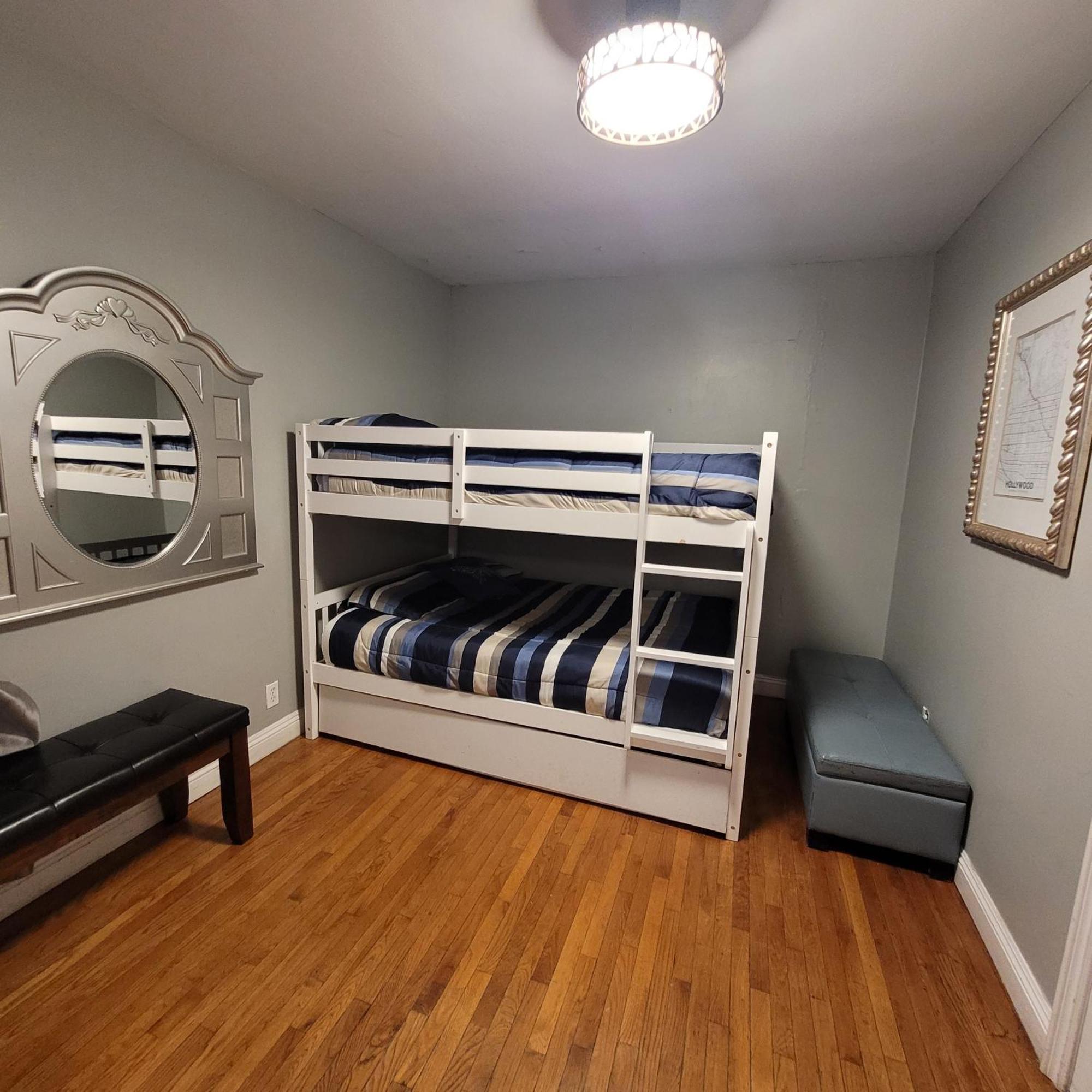 Holiday home 3 Bedroom 2 Bath With Jacuzzi Near Beverly Hills, Wi-fi, Jacuzzi, Roku, Bbq, Giant Games Family Fun *
