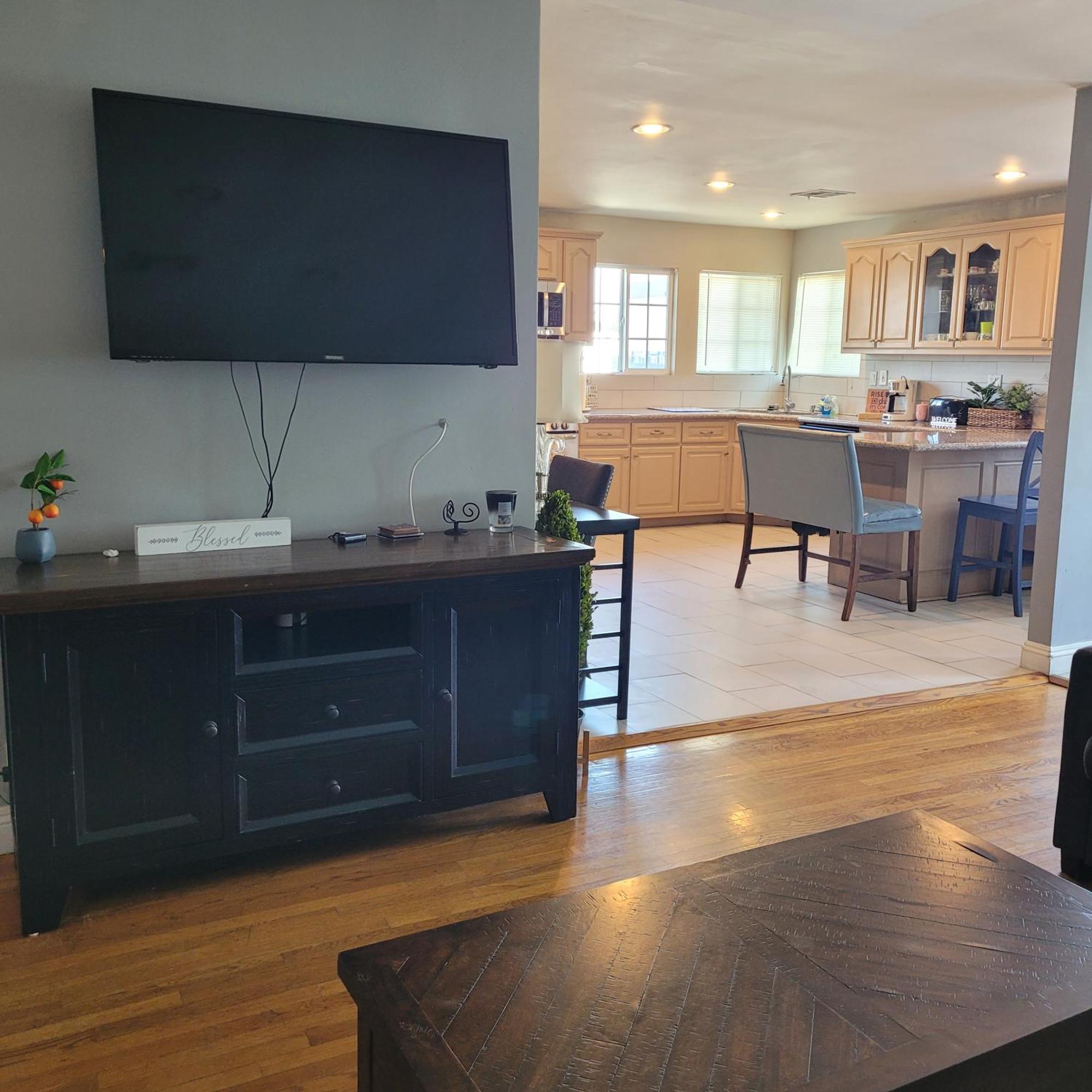 3 Bedroom 2 Bath With Jacuzzi Near Beverly Hills, Wi-fi, Jacuzzi, Roku, Bbq, Giant Games Family Fun Holiday home Los Angeles