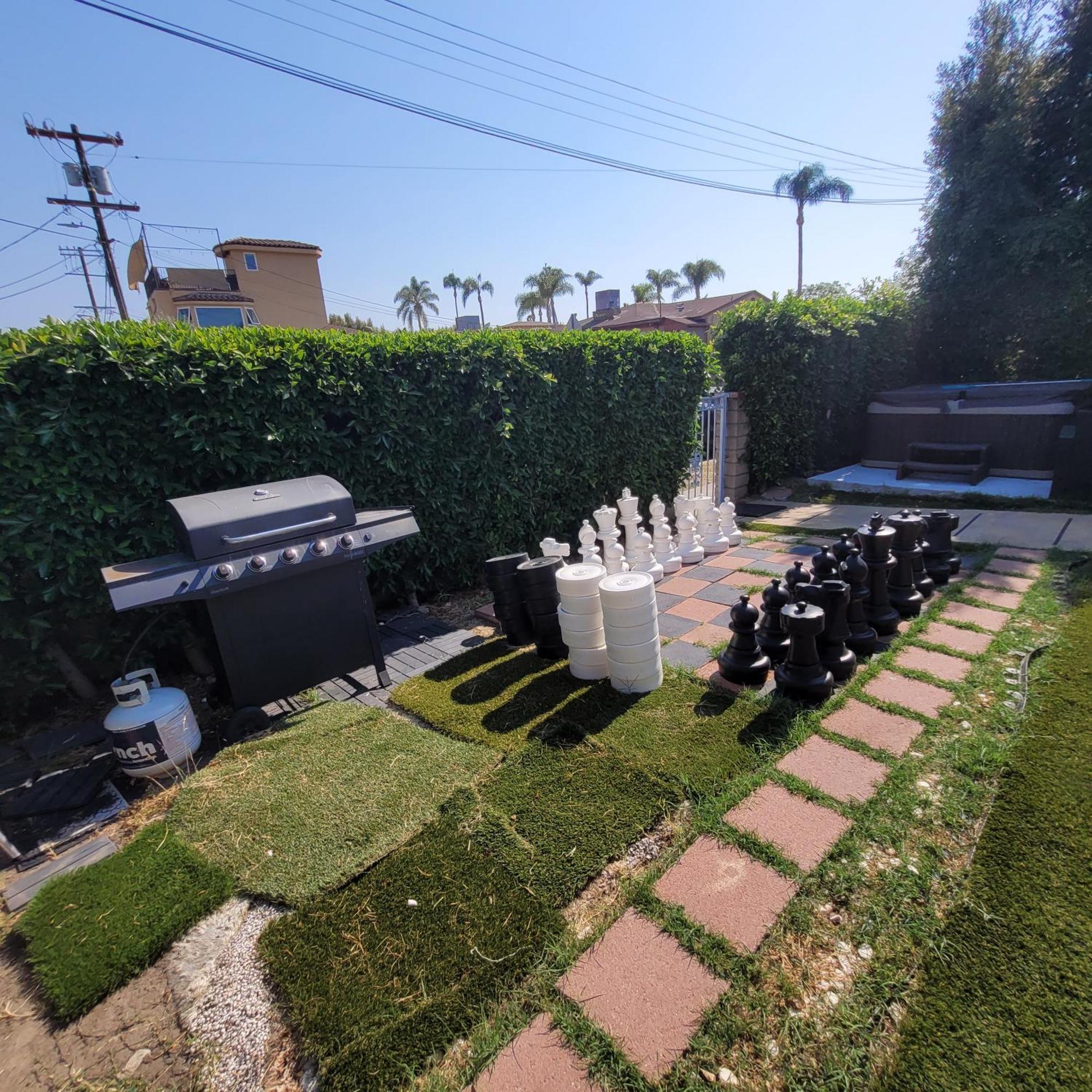 3 Bedroom 2 Bath With Jacuzzi Near Beverly Hills, Wi-fi, Jacuzzi, Roku, Bbq, Giant Games Family Fun *