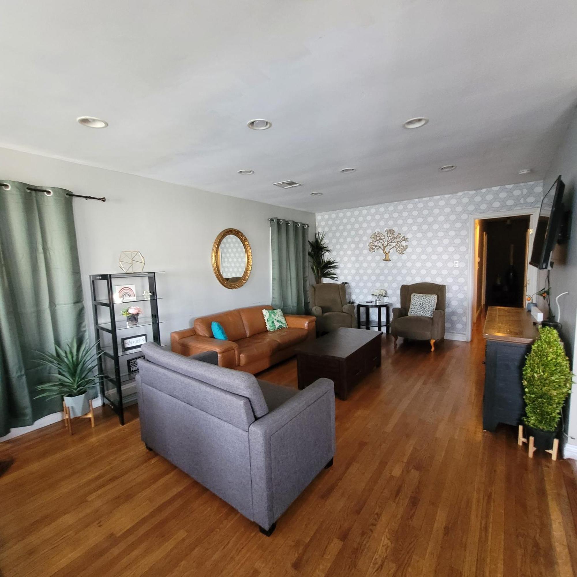 3 Bedroom 2 Bath With Jacuzzi Near Beverly Hills, Wi-fi, Jacuzzi, Roku, Bbq, Giant Games Family Fun Los Angeles
