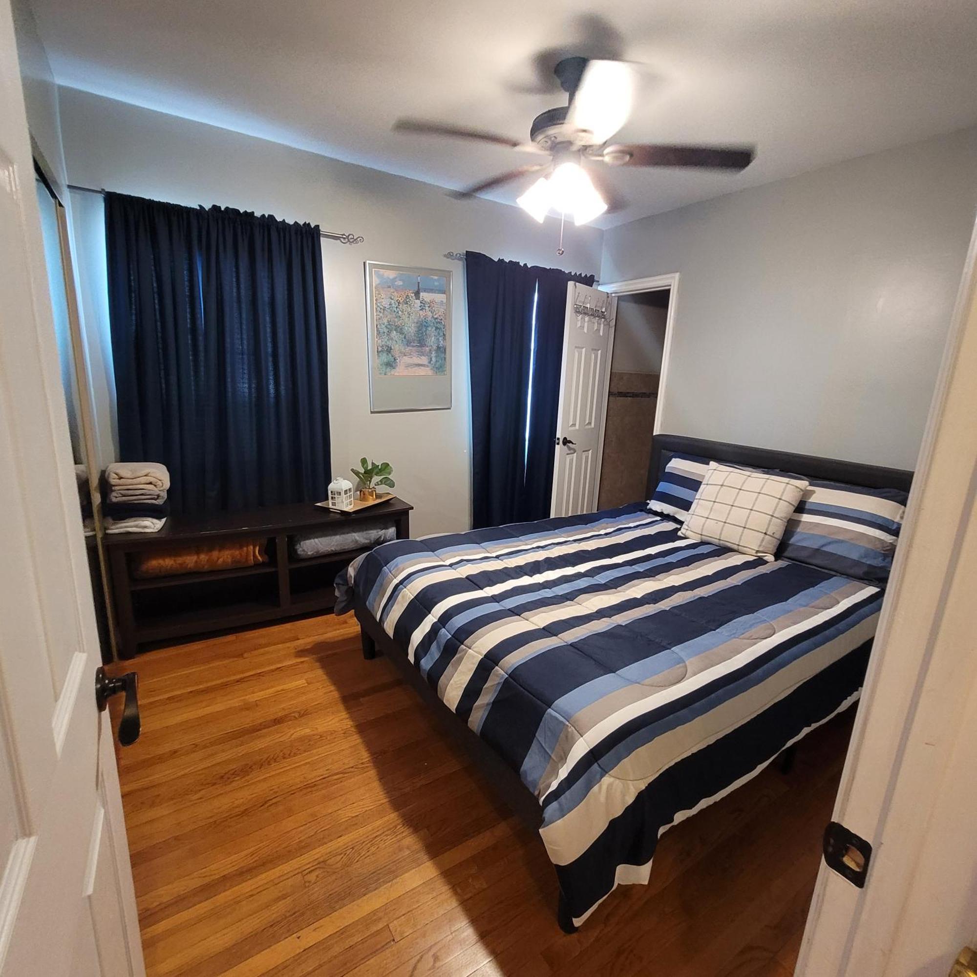 3 Bedroom 2 Bath With Jacuzzi Near Beverly Hills, Wi-fi, Jacuzzi, Roku, Bbq, Giant Games Family Fun * Los Angeles