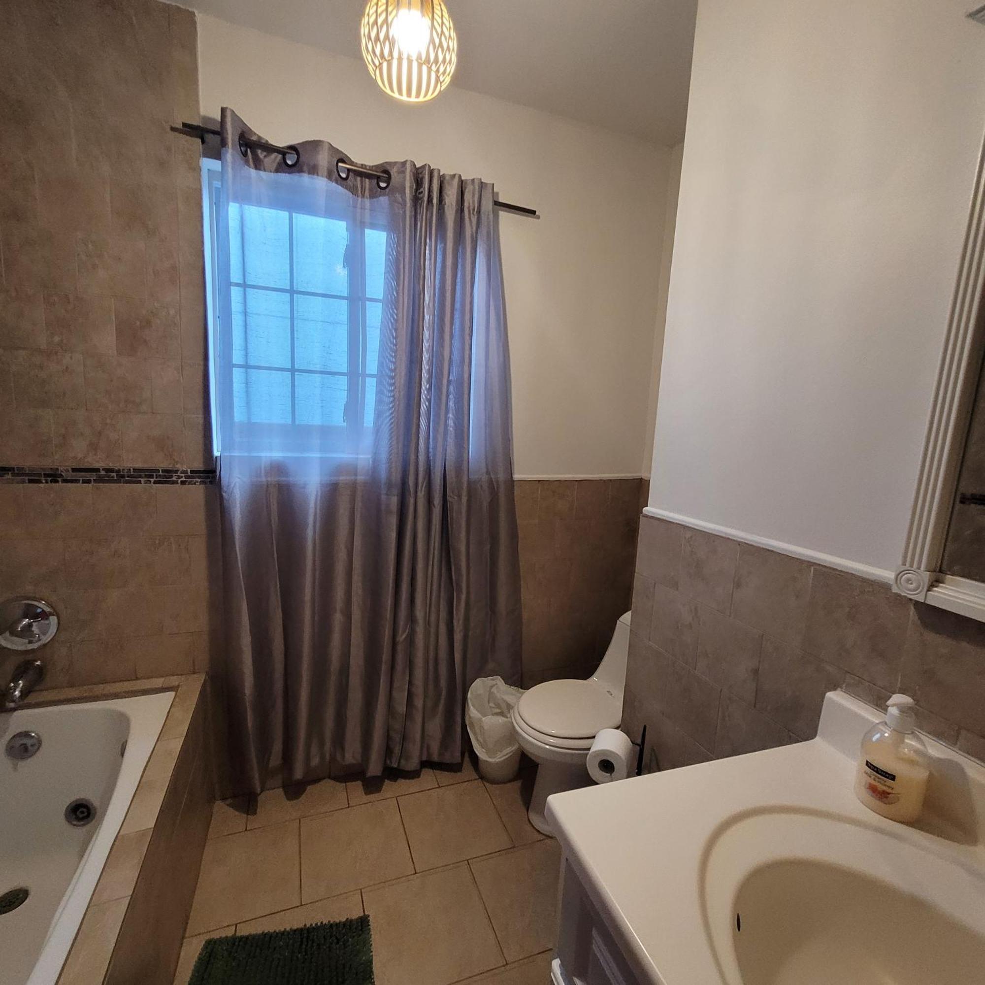 3 Bedroom 2 Bath With Jacuzzi Near Beverly Hills, Wi-fi, Jacuzzi, Roku, Bbq, Giant Games Family Fun Holiday home