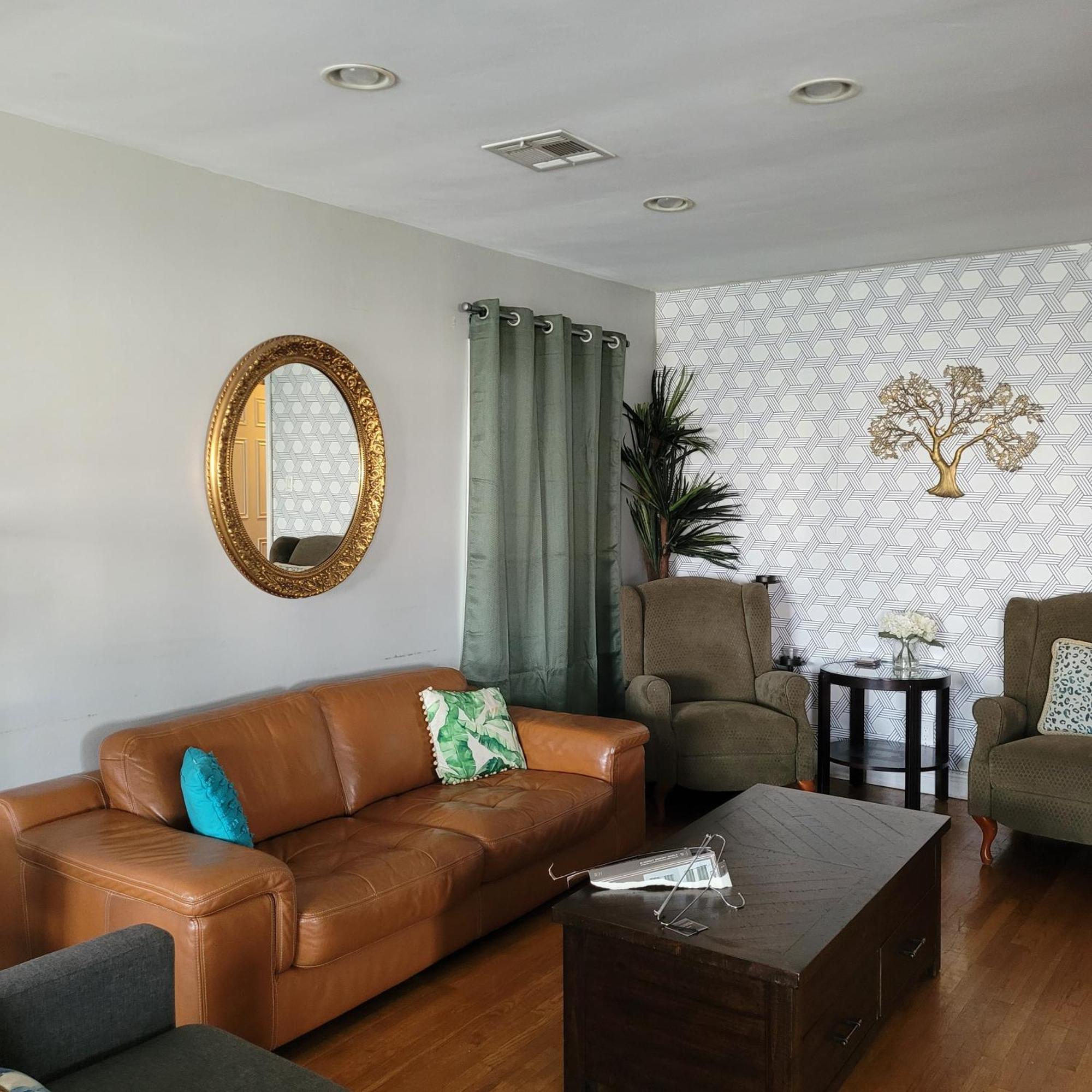 3 Bedroom 2 Bath With Jacuzzi Near Beverly Hills, Wi-fi, Jacuzzi, Roku, Bbq, Giant Games Family Fun * Los Angeles