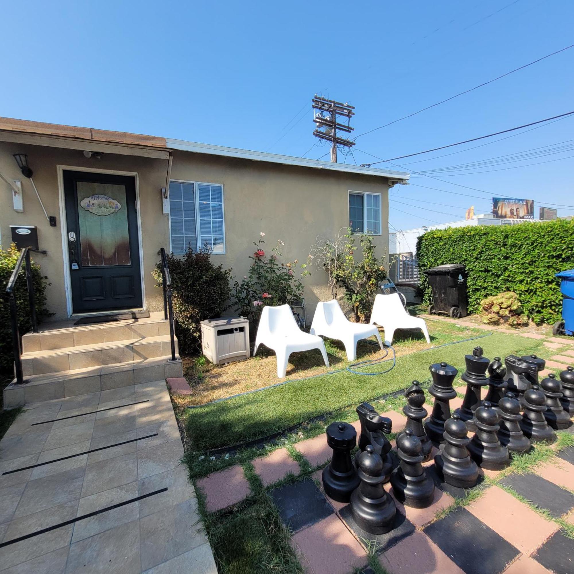 3 Bedroom 2 Bath With Jacuzzi Near Beverly Hills, Wi-fi, Jacuzzi, Roku, Bbq, Giant Games Family Fun * Los Angeles