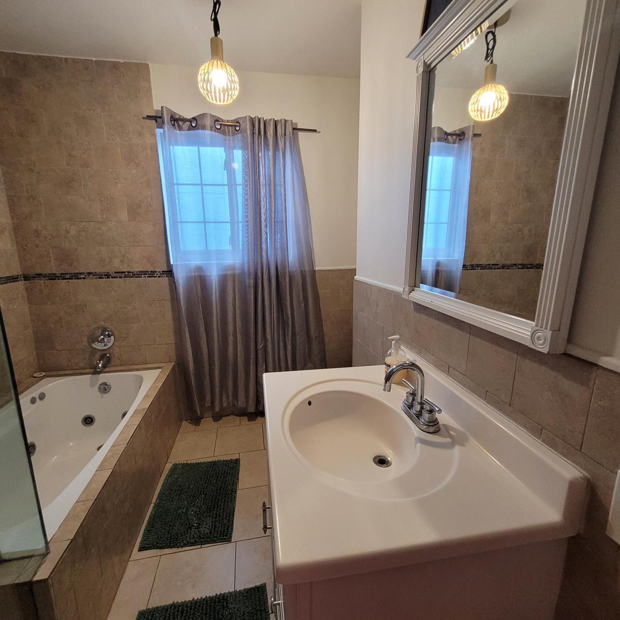 3 Bedroom 2 Bath With Jacuzzi Near Beverly Hills, Wi-fi, Jacuzzi, Roku, Bbq, Giant Games Family Fun Holiday home Los Angeles