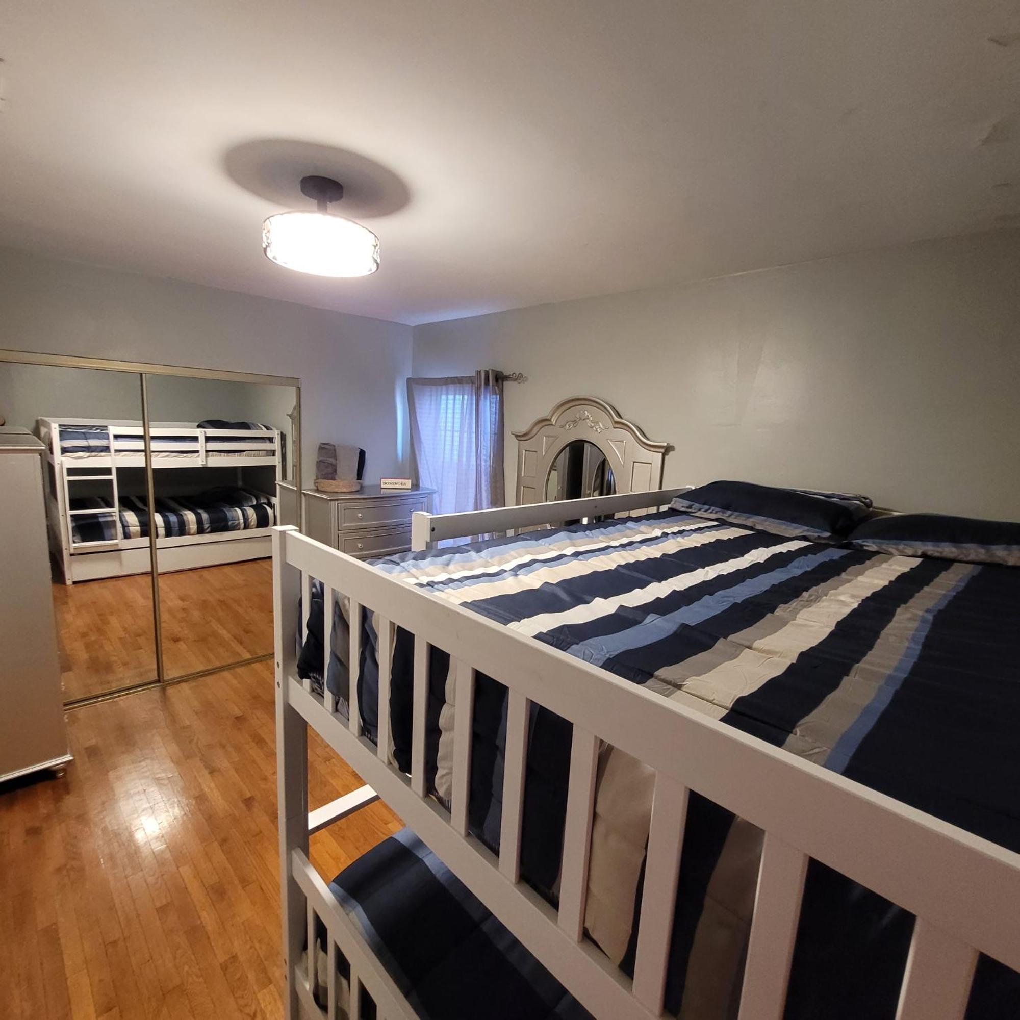 3 Bedroom 2 Bath With Jacuzzi Near Beverly Hills, Wi-fi, Jacuzzi, Roku, Bbq, Giant Games Family Fun *