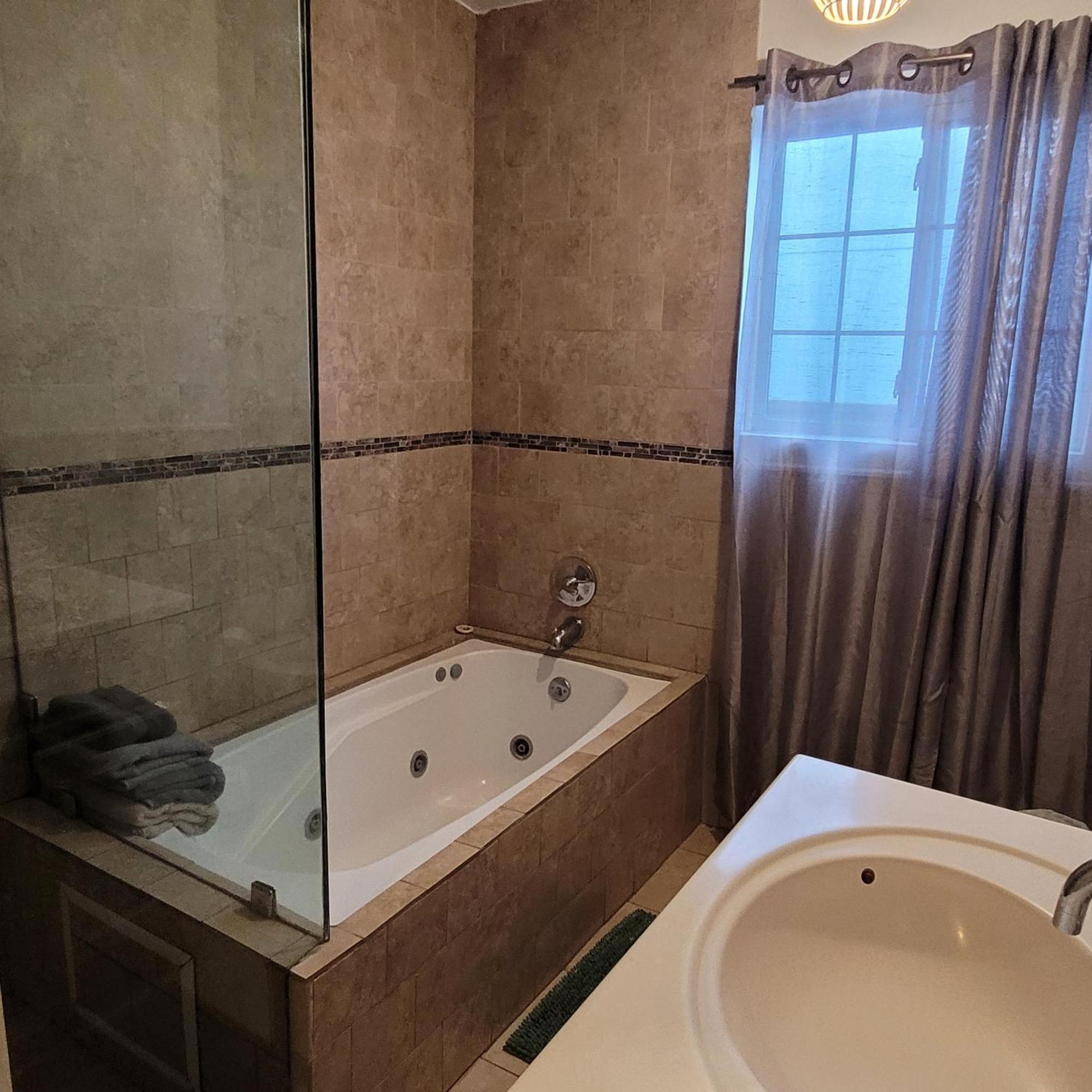 Holiday home 3 Bedroom 2 Bath With Jacuzzi Near Beverly Hills, Wi-fi, Jacuzzi, Roku, Bbq, Giant Games Family Fun *