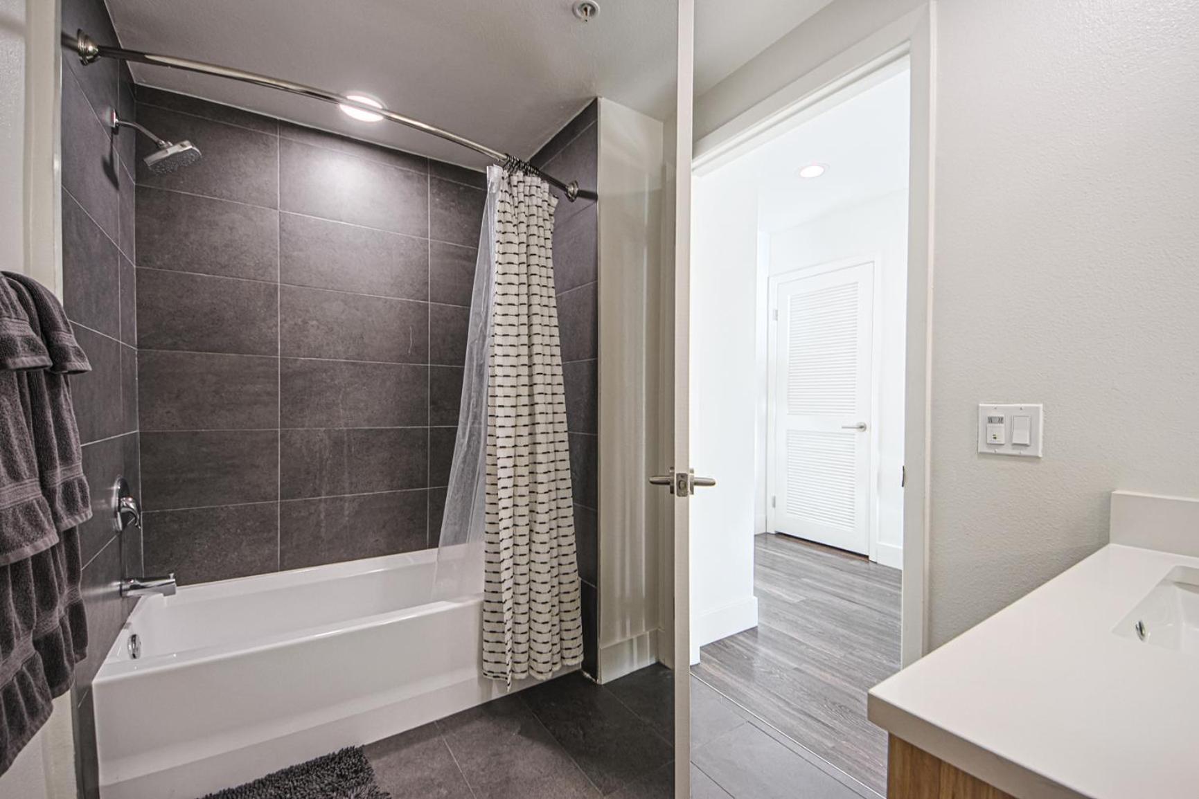 Outstanding 2bdr In Sm- 5-15 Mins To The Beach! Apartment *