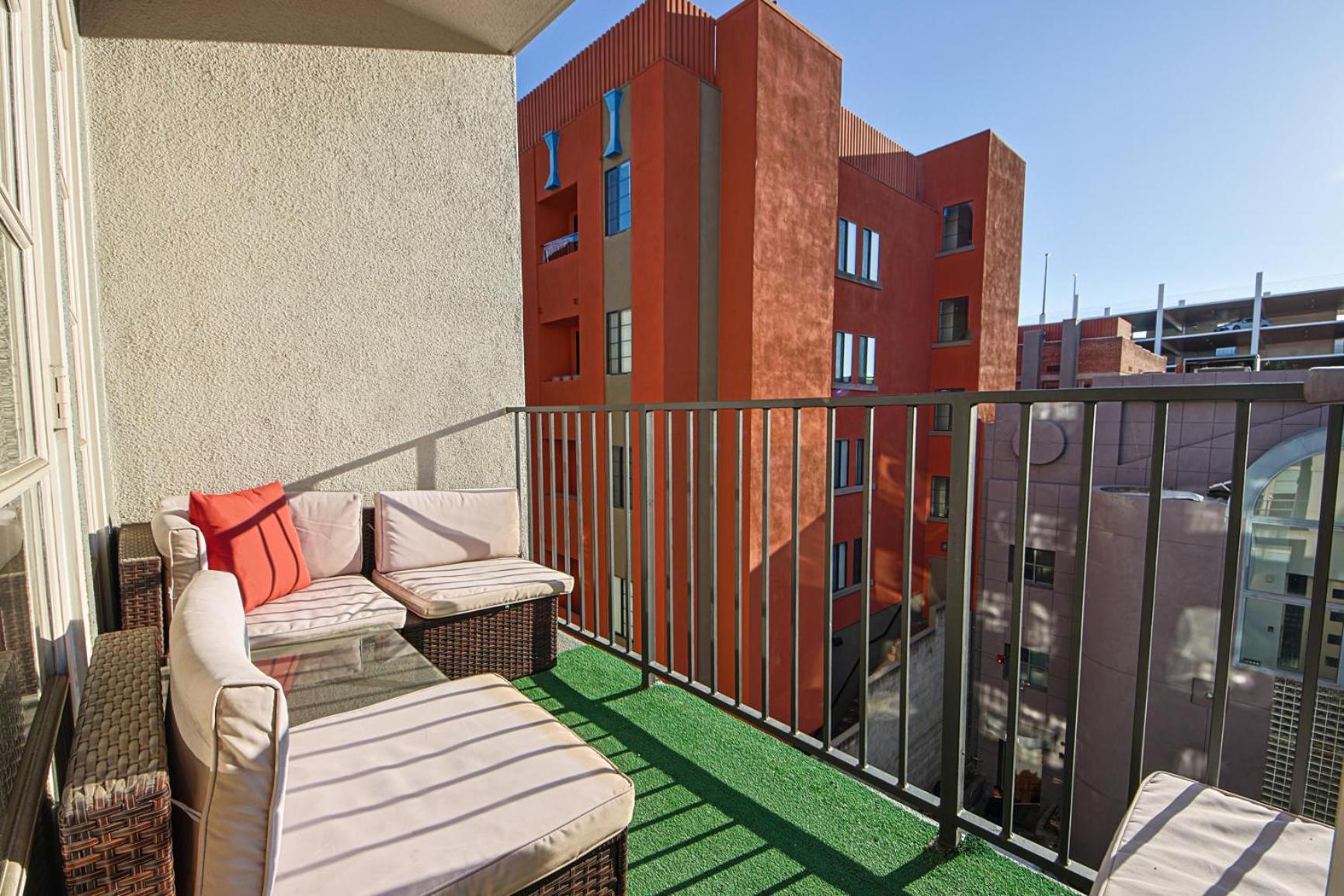 Apartment Outstanding 2bdr In Sm- 5-15 Mins To The Beach! *