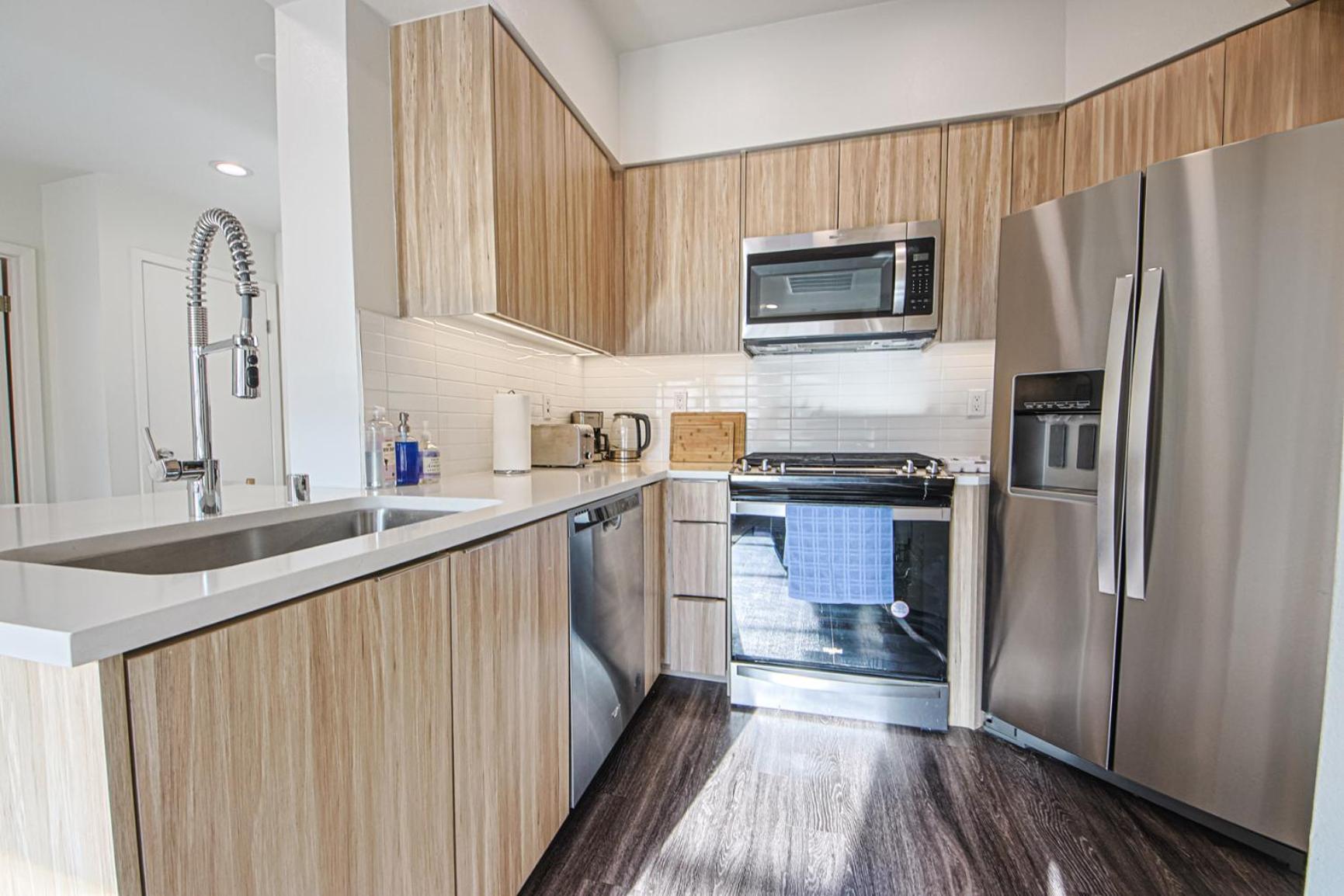 Outstanding 2bdr In Sm- 5-15 Mins To The Beach! *